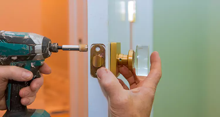 Broken Door Knob Fix in Tampa, FL